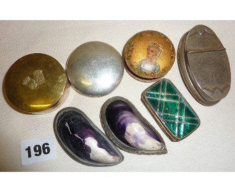 Seven snuff boxes, inc. engraved white metal snuff box and mussel shell versions (one A/F), etc.