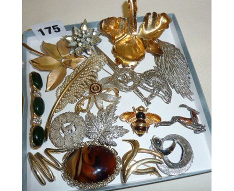 Collection of mid century and later brooches inc. enamel and marcasite leaping deer, textured Modernist pieces inc. a clip by