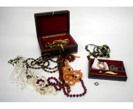 AN EARLY 20TH CENTURY MAROON LEATHER JEWELLERY BOX with a quantity of costume jewellery together with a gold signet ring