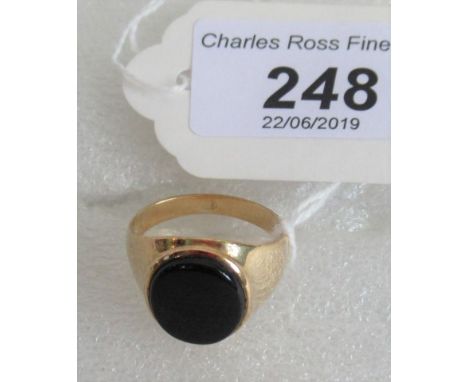 An 18ct gold and onyx signet ring. Condition Report: 6.3 grams gross weight.