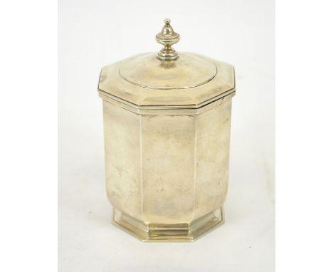 An Edwardian silver tea caddy, octagonal section footed form with hinged, domed lid and turned urn finial, William Comyns, Lo