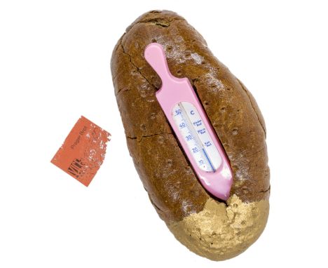 Fluxus - - Vostell, Wolf. Prager Brot. (Brot-Objekt). Teilvergoldetes Weizenmischbrot mit Badewannen-Thermometer und signiert