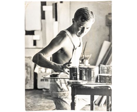 Johns, Jasper - - Namuth, Hans. Jasper Johns bei der Arbeit im Studio der Universal Limited Art Editions (ULEA). Verso mit de