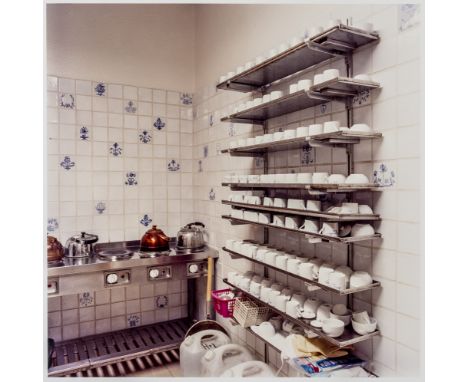 Höfer, Candida. Speicherstdt Hamburg 2000. C-Print auf Photopapier. Verso mit Bleistift signiert, nummeriert, betitelt und da
