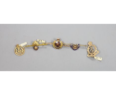 Four yellow metal sweetheart brooches including two 9ct and three bar with enamel and a yellow metal pendant, gross 21.2 gram