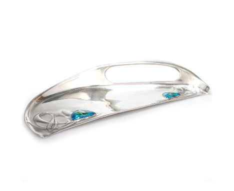 ARCHIBALD KNOX (1864-1933) FOR LIBERTY & CO, A RARE TUDRIC PEWTER AND ENAMEL CRUMB SCOOP of segment form with asymmetric hand