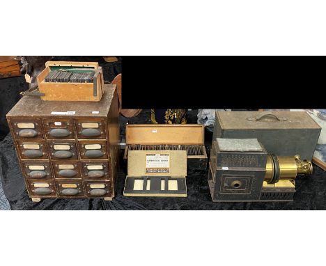 VICTORIA MAGIC LANTERN PROJECTOR &amp; LARGE COLLECTION OF SLIDES - WORLD INTEREST