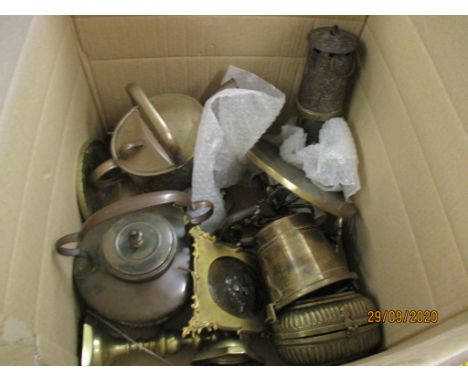 BOX OF METAL WARES, MINERS LAMP, KETTLE, CANDLESTICKS ETC