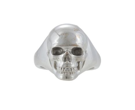 THEO FENNELL, AN 18 CARAT WHITE GOLD SKULL RING  LONDON 2019  The cast skull lifting to reveal a small oval mirror, to a tape