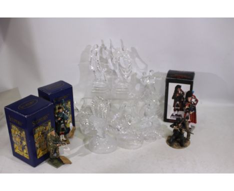 A lot to including 12 x glass predominantly animal figures. Animal figures include bears, swan, owl, eagle, sea horse, dolphi