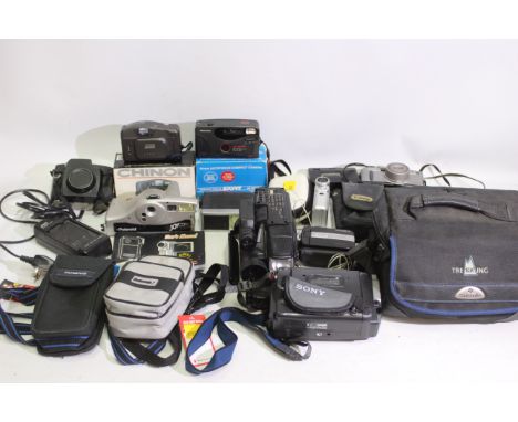 Canon, Praktica, JVC, Kodak, Other - 11 x cameras and camera video recorders - Lot includes a Canon Z135 135mm camera. A JVC 