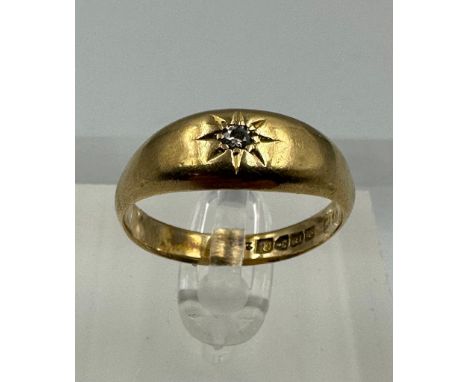 An 18ct gold ring with star and diamond inset, approximate size S and weight 3.4g