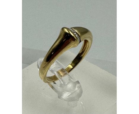 A contemporary 18ct yellow gold and diamond ring, approximate size N, approximate weight 4.2g