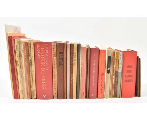 Ca. 1920-2006, all in orig. bindings, hc w. wr., various sizes.Very extensive collection, mostly by De Vries, incl. (rare) 1s
