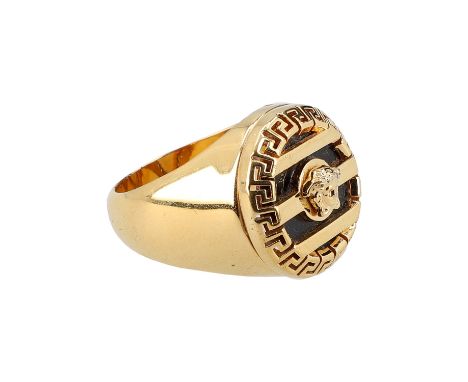 VERSACE Siegelring, NP.: 190,-€. Goldfarbenes Modell mit Mäanderdesign und Medusakopf. Box und Rechnung anbei. Sehr guter Zus