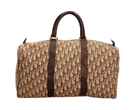 CHRISTIAN DIOR VINTAGE Weekender. Oblique Design in Braun mit braunen Leder-Details, goldfarbener Hardware, Doppelhenkel und 