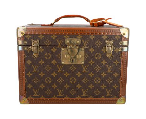 LOUIS VUITTON VINTAGE Kosmetikkoffer. Monogram Canvas Serie mit Rindsleder-Details und goldfarbenen Beschlägen, Henkel, massi