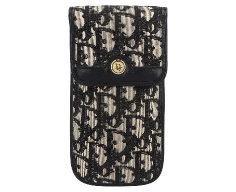 CHRISTIAN DIOR VINTAGE Brillen-Etui. Oblique Design in Blau mit goldfarbener Hardware. Gebrauchsspuren vorhanden. 9 x 17 cm.|