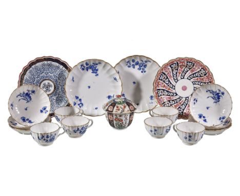  A miscellaneous selection of Worcester porcelains,   various dates late 18th and early 19th centuries, comprising: a 'Queen 