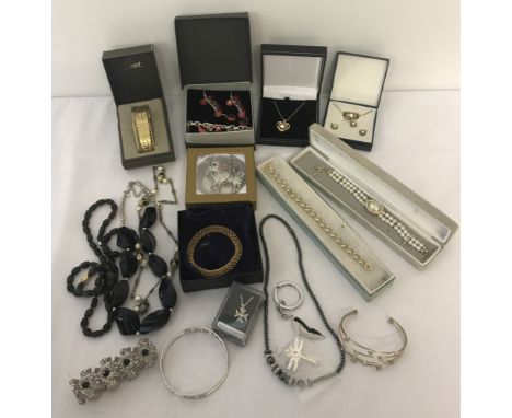 A collection of boxed and unboxed vintage and modern costume jewellery. To include necklaces and bracelets, some stone set. 