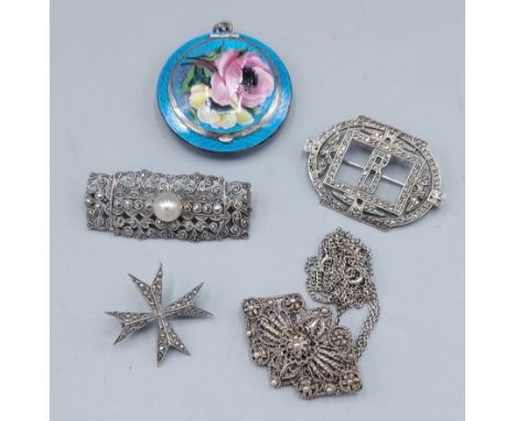 A 925 silver gilt and enamel decorated compact together with four paste brooches 