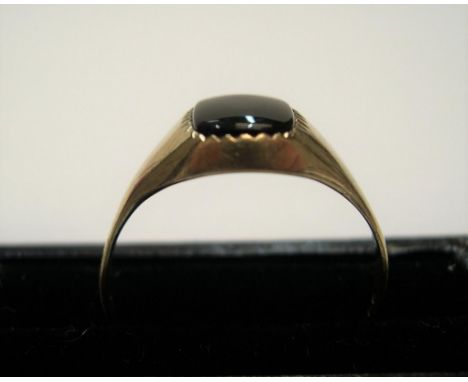 9ct yellow gold & onyx signet ring Approx 2 grams gross              size R 