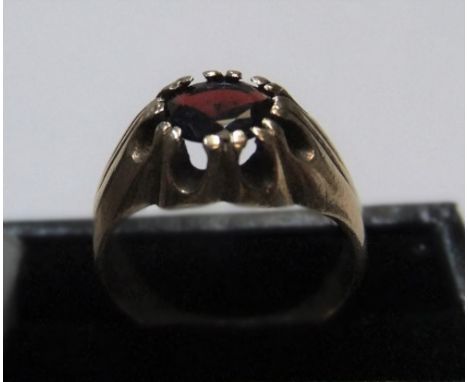 9ct yellow gold solitaire garnet ringApprox 5.7 grams gross,             size R 