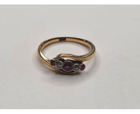 18ct yellow gold ring set with a large central Ruby with a smaller diamond & ruby set to either side,Size K          2.4 gram