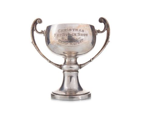 GEORGE V FATSTOCK SHOW SILVER TROPHY WILLIAM NEAL, BIRMINGHAM 1933 the bowl inscribed REPLICA OF CHALLENGE CUP PRESENTED BY D