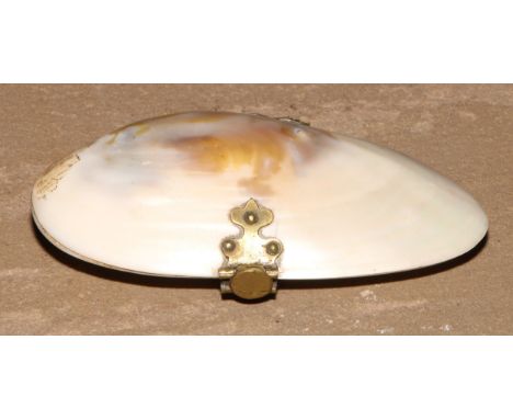 An early 20th century mother of pearl purse, 9cm wide 