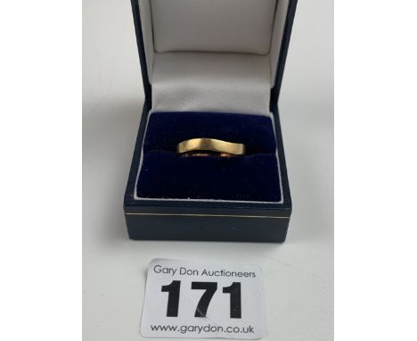 9k gold wedding band, size R, w: 1.9 gms