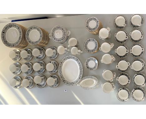 157 piece Royal Worcester ‘Padua’ tea and dinner service, 1st quality to include 20 dinner plates, 19 medium plates, 27 soup 