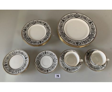 18 piece Royal Worcester ‘Padua’ part set, 2nd quality to include 6 dinner plates, 5 medium plates, 3 side plates and 4 sauce