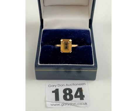 9k gold ring with yellow stone, size N, w: 2.1 gms