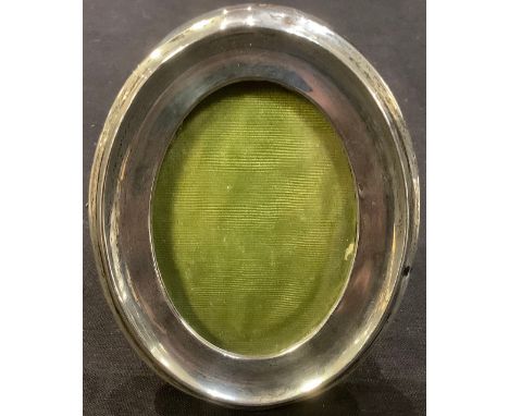 A George V silver oval photograph frame, Birmingham 1913 