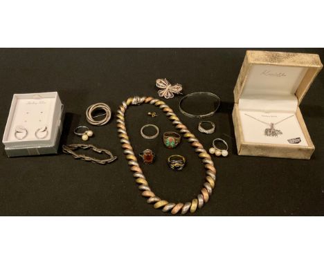 A Italian gold plated tri-colour silver necklace, marked 925; other sterling silver jewellery, rings, filigree butterfly broo
