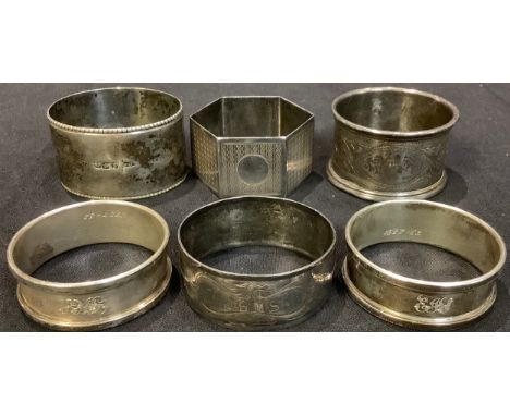 A pair of silver napkin rings, Birmingham 1951; other hallmarked silver napkin rings, 125g (6) 