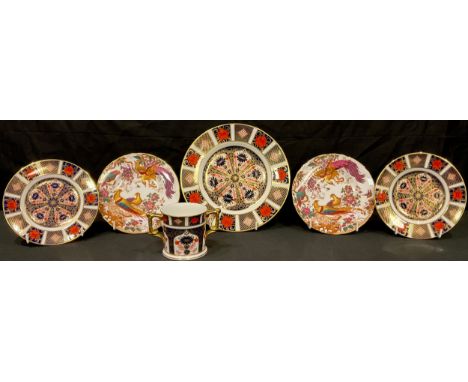 A Royal Crown Derby 1128 pattern loving cup, first quality; a pair of 1128 plates, 16cm, first quality; a 21cm plate, second 