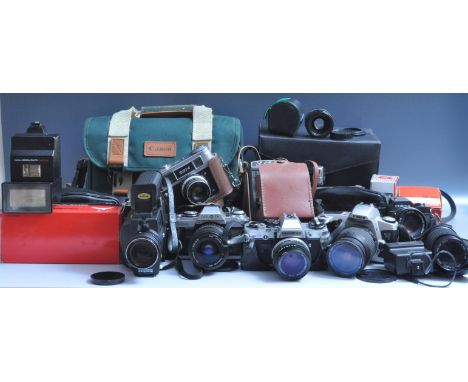 A large collection of vintage retro 20th century 35mm cameras to include a Minolta X-500 with Tokina SD 28-70mm 1:3.5-4.5 len