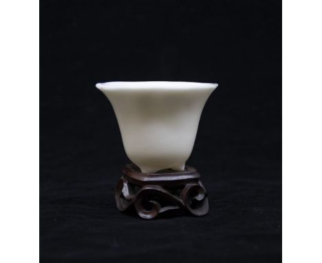 A Qing Dynasty Dehua Tripod Libation Cup. The rounded sides rising to an everted rim, one side carved with an inscription.Dat