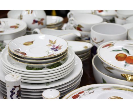 A LARGE QUANTITY OF ROYAL WORCESTER EVESHAM PATTERN PORCELAIN WARES to include plates, bowls, serving dishes, jugs, a saucepa