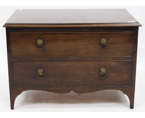A GEORGE III MAHOGANY COMMODE with a lifting top and lions mask ring handles, 74cm wide