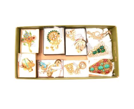 Twelve vintage gilt metal brooches and clips, Coro and similar, 74mm Coro fur clip set with faux jade and cornelion cabochons