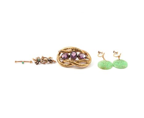 Victorian and later jewellery, a 40mm yellow metal twin leaf bar brooch set with an emerald and synthetic white stone, marked