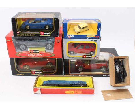 A Burago and Maisto collection, 5 models to include a Maisto 1/18th scale Mini Cooper, a Burago 1/18th scale Volkswagen Touar