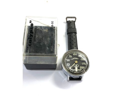 Vintage 200 feet Calypso divers depth gauge qua lung original plastic box in poor condition and original tropic rubber strap 