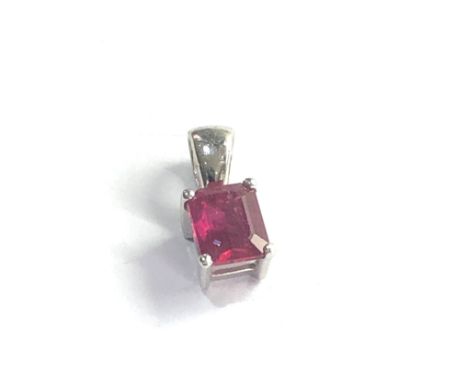 18ct white gold ruby pendant 1.4g 