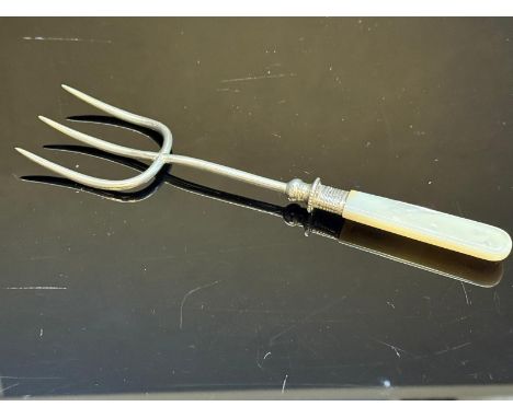 Sterling silver fish fork with mother of pearl handle & London hallmark 