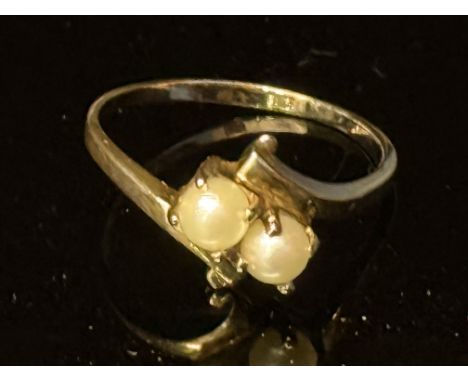 9ct Gold ring set with 2 pearls Weight 3.2g Size V