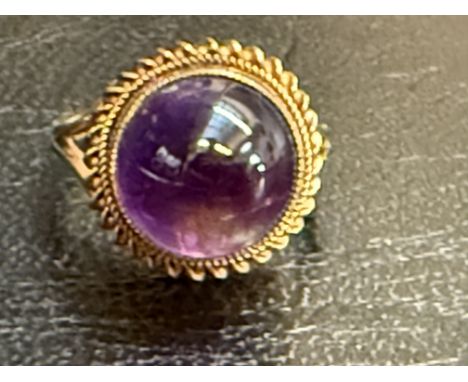9ct Gold ring set with purple stone Weight 4.2g Size N 